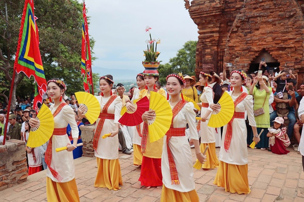 Các thiếu nữ Chăm trong trang phục truyền thống trình diễn điệu múa quạt tại lễ hội Katê