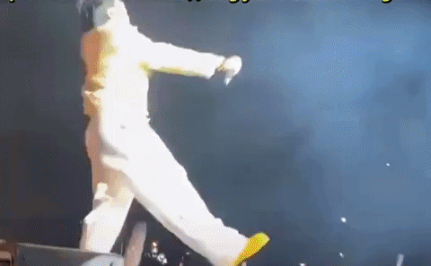 Karik ngã từ sân khấu