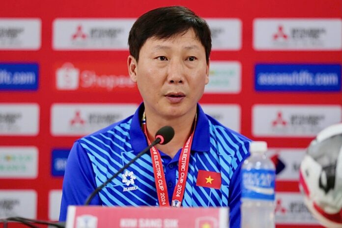 Rạng sáng 24/1, cờ đỏ sao vàng rực rỡ khắp Hà Nội sau chiến thắng của U23 Việt Nam