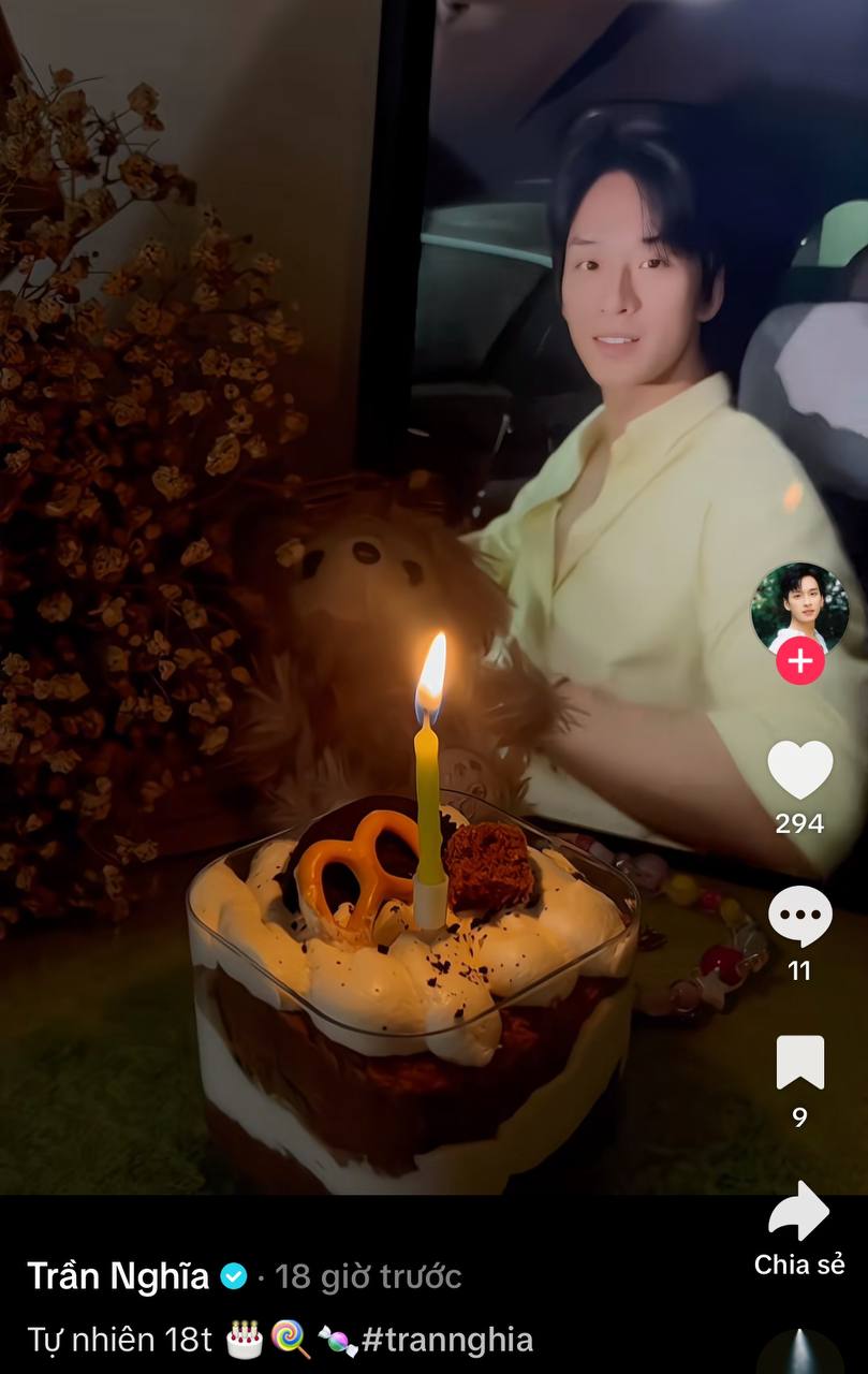 Trần Nghĩa diện trang phục giống lúc bị bắt gặp bên Nàng Mơ để đăng clip đón sinh nhật (ảnh: FBNV)