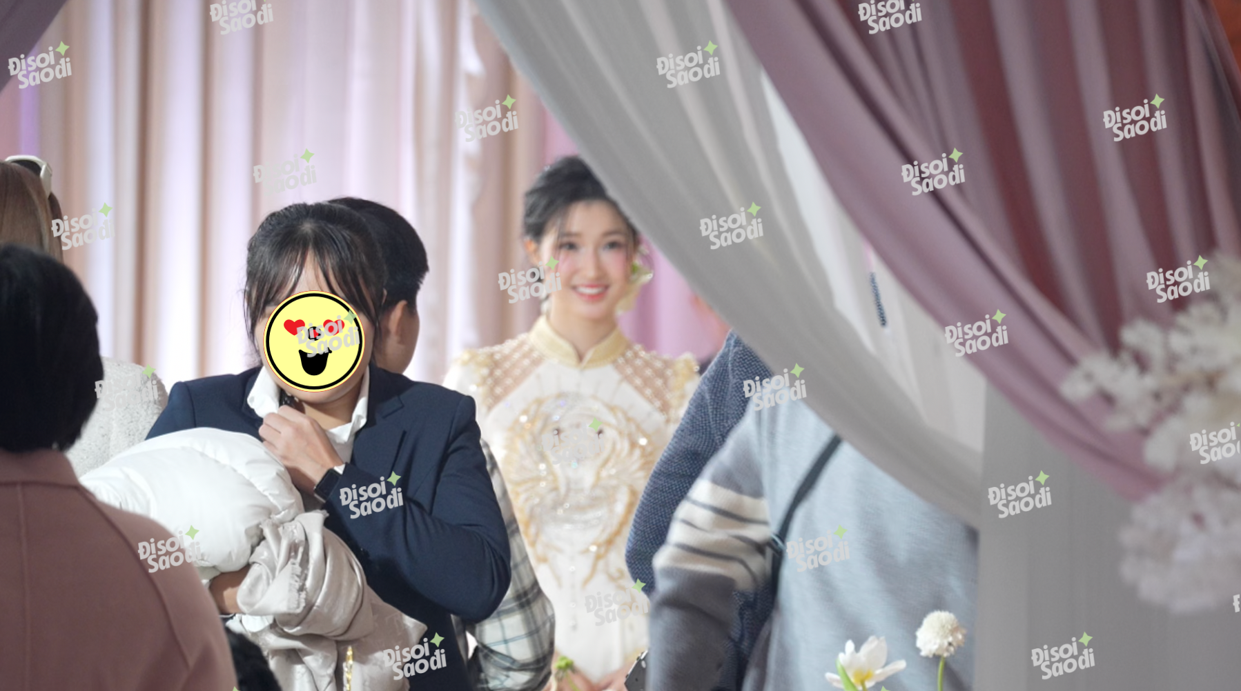 Á hậu Phương Nhi rạng rỡ trong lễ ăn hỏi