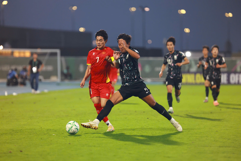 U23 Việt Nam và U23 Hàn Quốc thi đấu quyết liệt ngay từ hiệp 1. Ảnh: Ted Trần