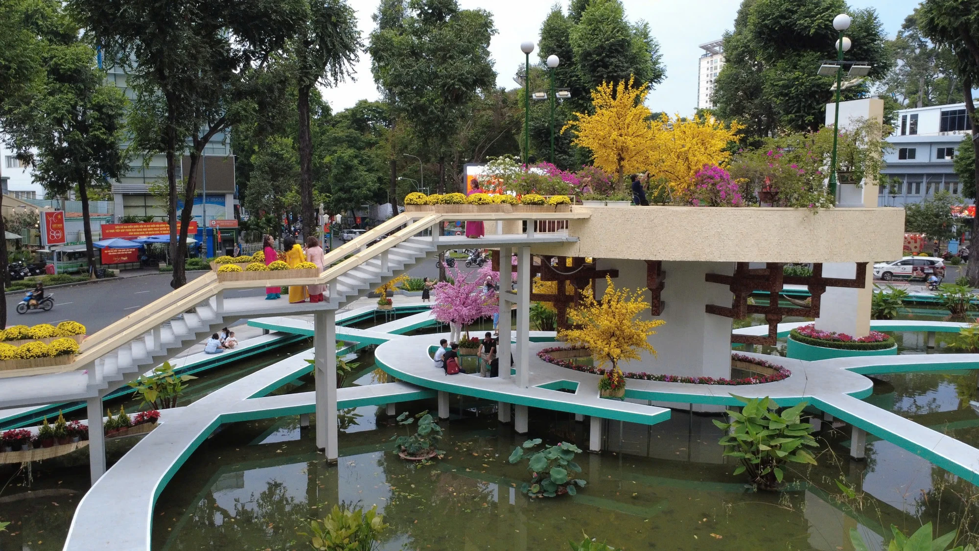 Người dân vui chơi tại Hồ Con Rùa