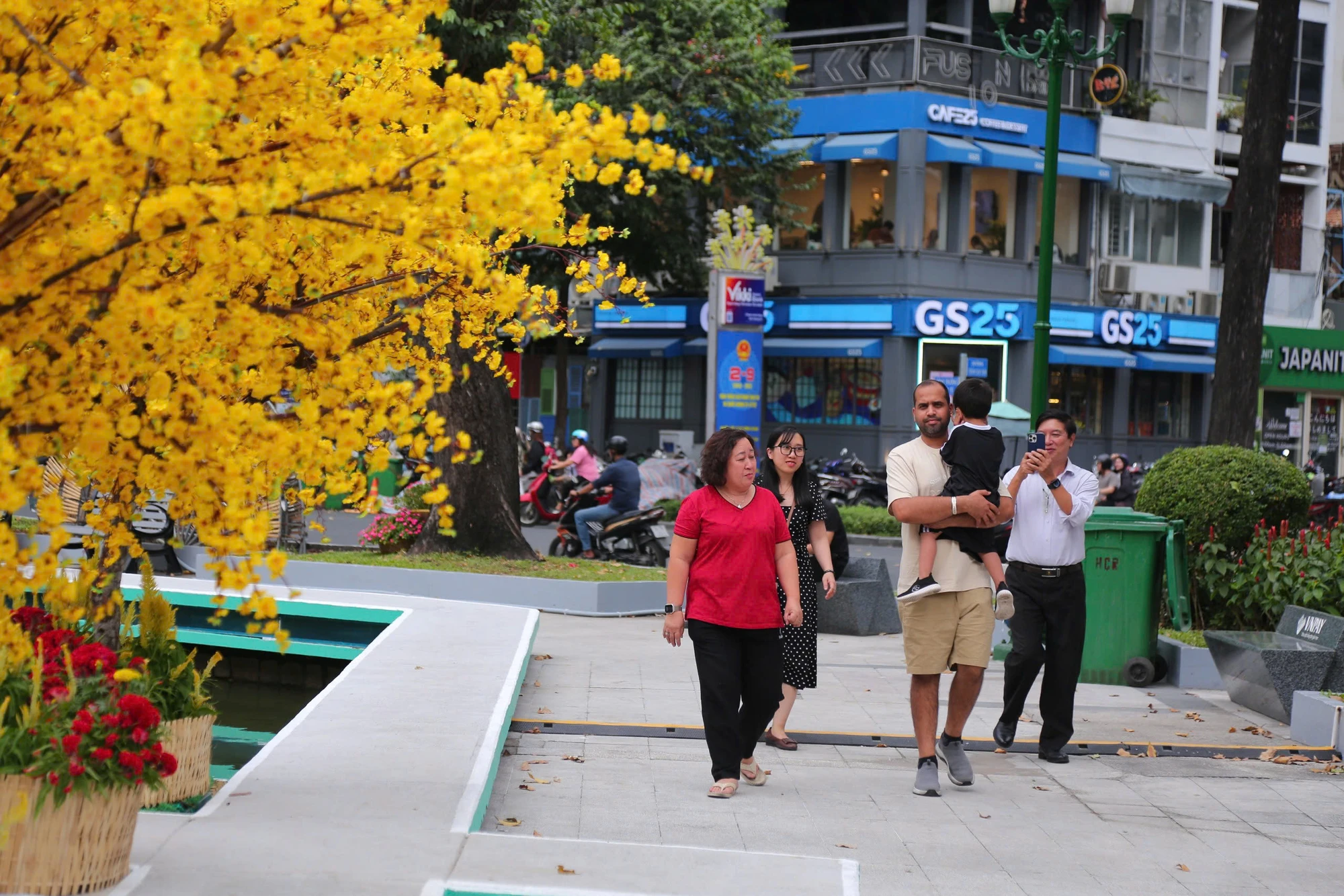 Sắc xuân tại Hồ Con Rùa