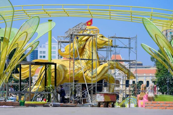 Đường Hoa Nguyễn Huệ 2026: Rộn Ràng Không Khí Tết Bính Ngọ