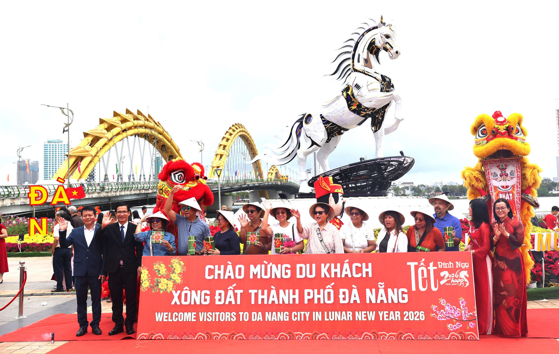 Hơn 2.000 du khách quốc tế “xông đất” Cảng Hạ Long sáng mùng 1 Tết