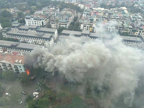 Cột khói bốc cao khiến nhiều người hoảng hốt. Ảnh: H.M