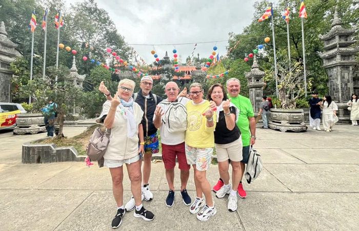 Khách du lịch quốc tế tham quan chùa Long Sơn. Ảnh: A. THẮNG