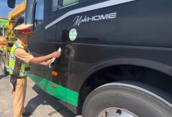 Xử Phạt Nặng: Xe Khách Vi Phạm 3 Lỗi Nghiêm Trọng Trên Cao Tốc