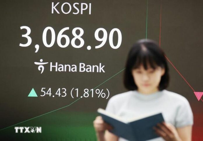 Chứng khoán Hàn Quốc: Đỉnh cao lịch sử bất chấp bão táp khu vực