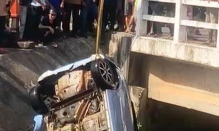 Lực lượng chức năng đang tiến hành trục vớt chiếc xe ô tô và thi thể dưới đập Vân Phong.