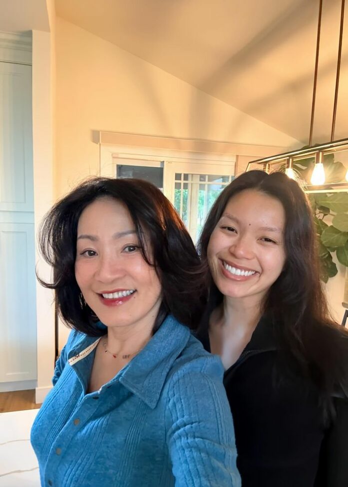 Hồng Đào Tái Ngộ Con Gái: Bí Quyết Trẻ Trung Bất Ngờ Ở Tuổi 63