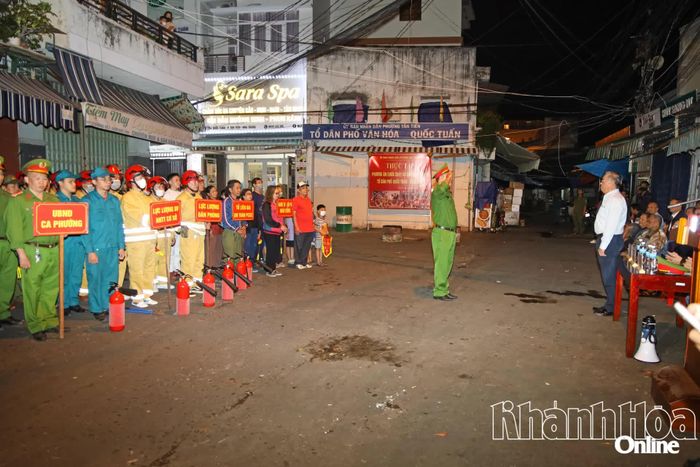 Quang cảnh buổi thực tập chữa cháy tại Tổ dân phố Quốc Tuấn - Đồng Dưa.