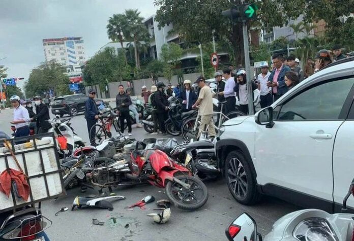 Xe ô tô lao vào xe máy dừng đèn đỏ: Bài học cảnh tỉnh