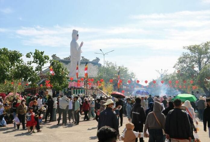 Hành Hương Về Miền Đất Thiêng: Sức Hút Khó Cưỡng Của Mẹ Nam Hải Mùa Lễ Hội