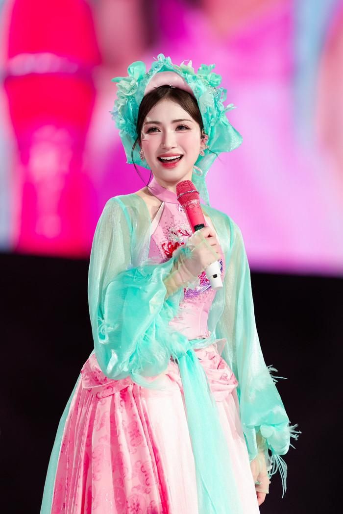 Hòa Minzy đã nhận được nhiều lời chúc sau khi tổ chức fan concert thành công. Ảnh: FBNV