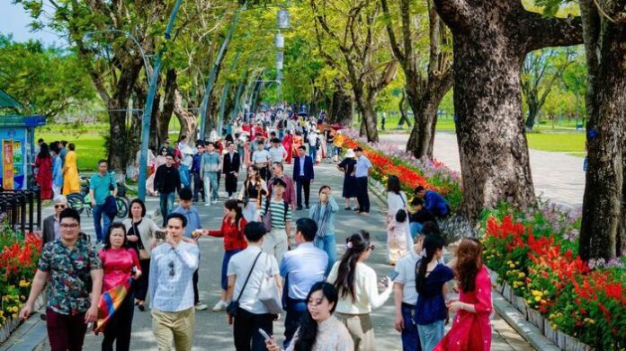 Huế Vươn Mình Mạnh Mẽ: Du Lịch Bùng Nổ Dịp Tết Bính Ngọ 2026