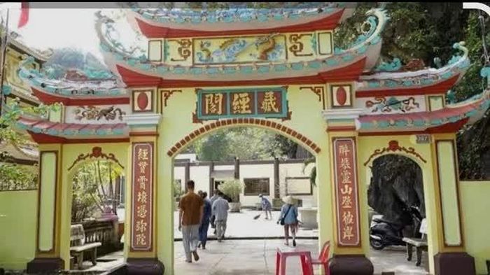 Cùng với hòn Phụ Tử, chùa Hang được Bộ Văn hóa trước đây công nhận danh lam thắng cảnh cấp quốc gia vào năm 1989.