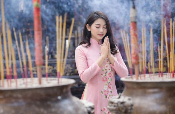 Hướng và giờ xuất hành tuổi Ngọ ngày mùng 2 Tết Bính Ngọ 2026