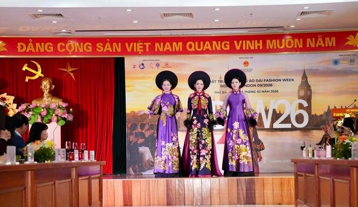 Top 3 Hoa hậu du lịch Việt Nam trình diễn áo dài của Nghệ nhân ưu tú Lan Hương.