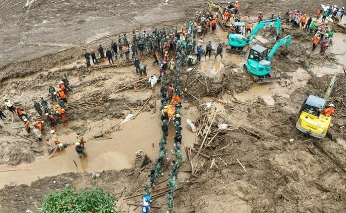 Sạt Lở Đất ở Tây Java: 70 Thi Thể Tìm Thấy, Nỗi Đau Vẫn Còn