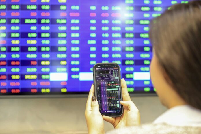 Chứng khoán 24/2: VN-Index vững vàng, hướng về 1.900 điểm