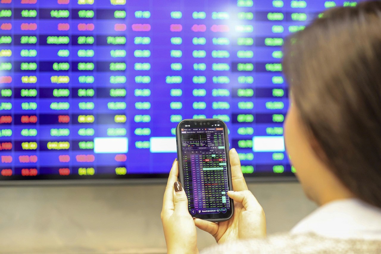 Chứng khoán 24/2: VN-Index vững vàng, hướng về 1.900 điểm