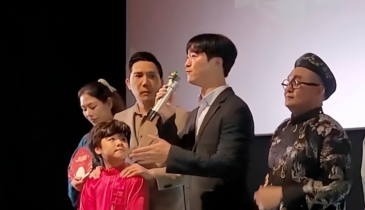 Ông Kim Jin Geun quỳ gối trước khán giả