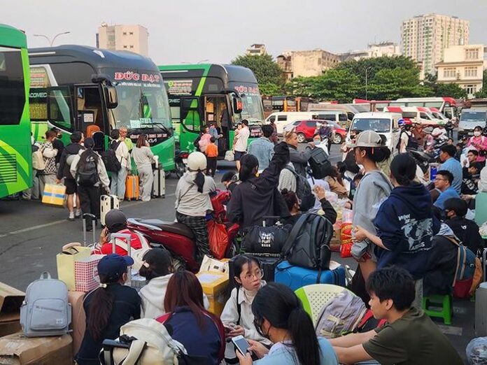 TP.HCM cao điểm 25 tháng Chạp, người dân ùn ùn về quê