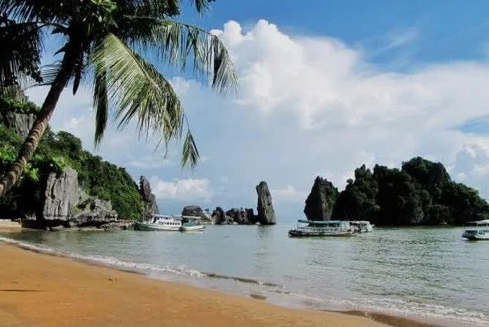 Hòn Phụ Tử được ví như quần thể vịnh Hạ Long phương Nam.