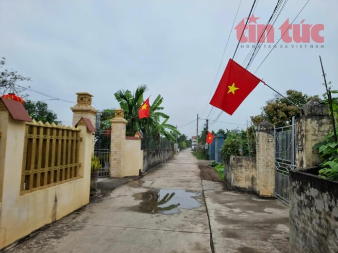 Theo quy định tại Bộ luật Lao động 2019, người lao động được nghỉ làm việc và hưởng nguyên lương trong các ngày lễ, Tết hằng năm. Cụ thể, Điều 112 nêu rõ các dịp nghỉ gồm: Tết Dương lịch (1 ngày), Tết Âm lịch (5 ngày), Ngày Chiến thắng 30/4 (1 ngày), Ngày Quốc tế Lao động 1/5 (1 ngày), Quốc khánh 2/9 (2 ngày) và Giỗ Tổ Hùng Vương (1 ngày, 10/3 âm lịch). Lao động là người nước ngoài làm việc tại Việt Nam, ngoài các ngày trên, còn được nghỉ thêm 1 ngày Tết cổ truyền và 1 ngày Quốc khánh của nước mình. Chú thích ảnh Treo cờ dịp lễ tết tại Ninh Giang, Hải Phòng. Bên cạnh đó, Điều 111 quy định mỗi tuần người lao động được nghỉ ít nhất 24 giờ liên tục. Trường hợp ngày nghỉ hằng tuần trùng với ngày lễ, Tết thì sẽ được nghỉ bù vào ngày làm việc kế tiếp. Dựa trên quy định này, Bộ Nội vụ đã có thông báo về lịch nghỉ dịp lễ, tết, trong năm đối với cán bộ, công chức, viên chức và người lao động. Cụ thể: Giỗ Tổ Hùng Vương: Nghỉ 3 ngày Năm 2026, ngày Giỗ Tổ Hùng Vương rơi vào Chủ nhật (26/4 dương lịch). Do trùng với ngày nghỉ cuối tuần, người lao động được nghỉ bù vào thứ Hai (27/4). Tính cả 2 ngày cuối tuần, kỳ nghỉ Giỗ Tổ Hùng Vương kéo dài 3 ngày, từ thứ Bảy 25/4 đến hết thứ Hai 27/4. Dịp 30/4 và 1/5: Nghỉ 4 ngày Hai ngày lễ lớn là 30/4 và 1/5 của năm 2026 rơi vào thứ Năm và thứ Sáu. Với những người lao động không phải đi làm thứ Bảy, kỳ nghỉ kéo dài 4 ngày liên tục, từ 30/4 đến hết ngày 3/5 (tính cả hai ngày cuối tuần). Điểm đáng lưu ý là hai kỳ nghỉ này khá gần nhau. Người lao động vừa nghỉ xong dịp Giỗ Tổ Hùng Vương sẽ đi làm lại 2 ngày rồi được nghỉ tiếp dịp 30/4. Do đó, với những người có kế hoạch đi chơi xa có thể cân nhắc xin nghỉ phép trong khoảng thời gian này. Theo Điều 113 của Bộ luật Lao động, lịch nghỉ hằng năm do người sử dụng lao động quyết định sau khi tham khảo ý kiến người lao động và phải thông báo trước. Người lao động có thể thỏa thuận để nghỉ phép thành nhiều lần hoặc nghỉ gộp tối đa 3 năm một lần. Vì vậy, nếu còn ngày phép năm hoặc được doanh nghiệp cho ứng trước phép, người lao động hoàn toàn có thể xin nghỉ thêm trước dịp 30/4 – 1/5 để kéo dài kỳ nghỉ mà vẫn hưởng nguyên lương. Ngoài ra, hai bên cũng có thể thỏa thuận nghỉ không lương theo Điều 115. Tuy nhiên, nếu nội quy lao động của doanh nghiệp quy định không cho phép nghỉ vào ngày liền kề trước kỳ nghỉ lễ, người lao động phải tuân thủ. Việc chấp thuận nghỉ phép vẫn dựa trên nguyên tắc thỏa thuận giữa hai bên và phù hợp với nội quy công ty.