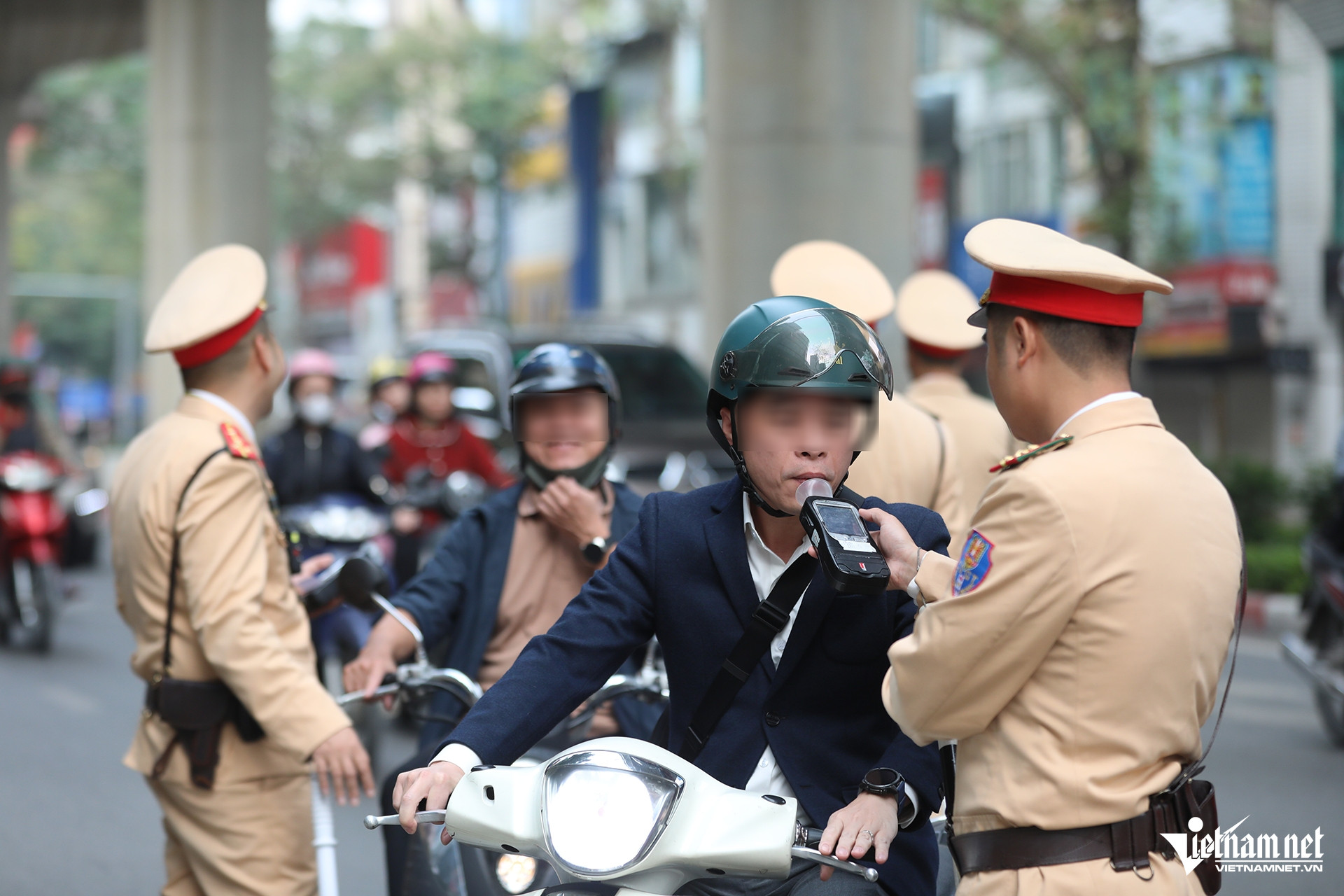 CSGT đồng loạt kiểm tra nồng độ cồn từ mùng 1 Tết