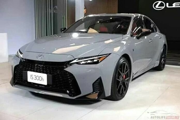 Lexus IS300h 2026: Sự lột xác ngoạn mục hay chỉ là màn “trang điểm”?