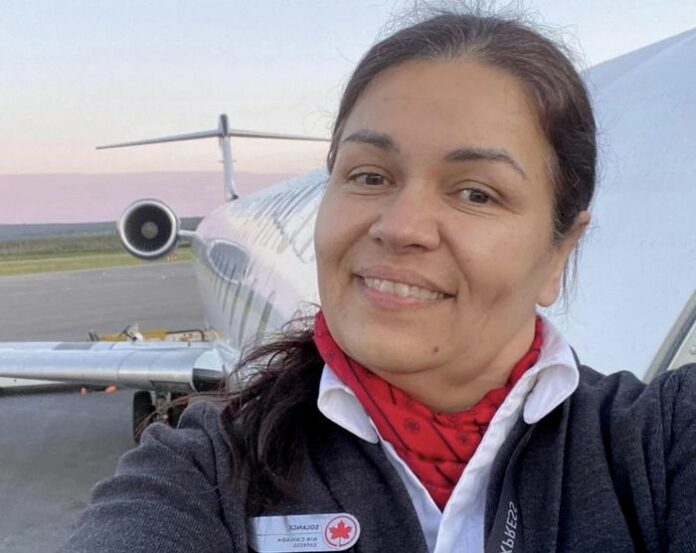 Sống sót thần kỳ: Nữ tiếp viên Air Canada thoát hiểm ngoạn mục