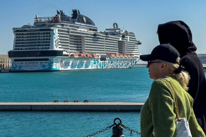 Bão Tố Bất Ngờ: Du Thuyền Mắc Kẹt, Hành Khách 