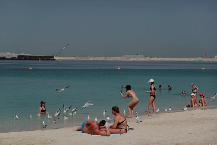 Dubai: Sự tương phản giữa tiệc tùng và chiến sự