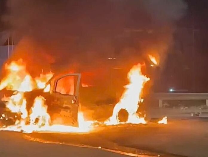 Xe Cứu Hộ Chở Ô Tô Bỗng Bốc Cháy Dữ Dội: Đâu Là Lỗi Tại Ai?