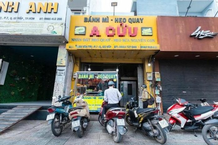 TPHCM: 17 người nghi ngộ độc sau khi ăn bánh mì A.C – Bài học cảnh tỉnh