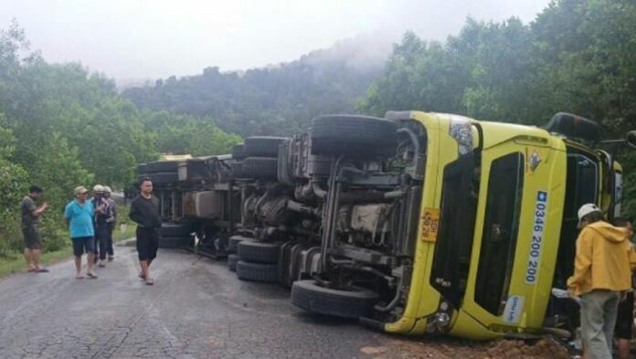 Xe đầu kéo chở khoáng sản gặp nạn, giao thông tê liệt trên đường Hồ Chí Minh