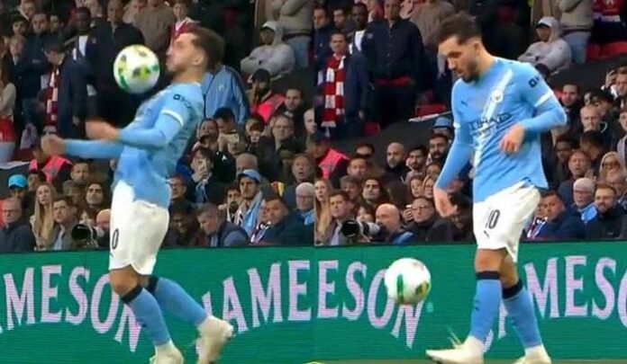 Bóng Đá Đẹp Hay Phản Cảm: Khoảnh Khắc 