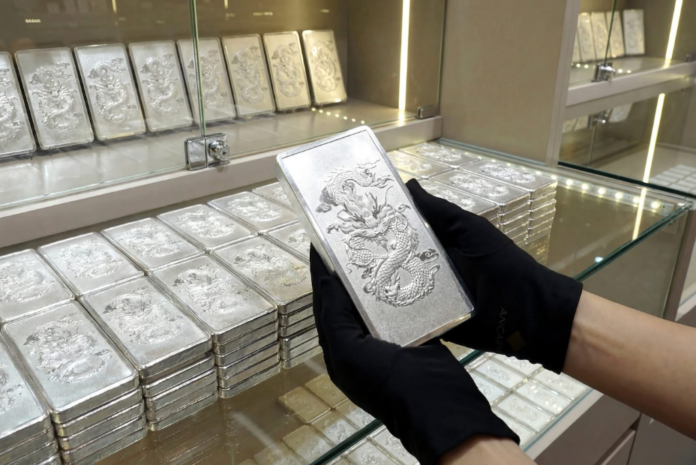 Giá Bạc Hôm Nay 2/3/2026: Cơ Hội Hay Thách Thức?