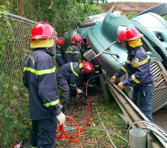 Tai nạn cao tốc Đà Nẵng – Quảng Ngãi: Cứu nạn tài xế mắc kẹt