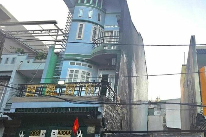 TPHCM: Cháy lớn bãi đất trống, lan sang nhà dân