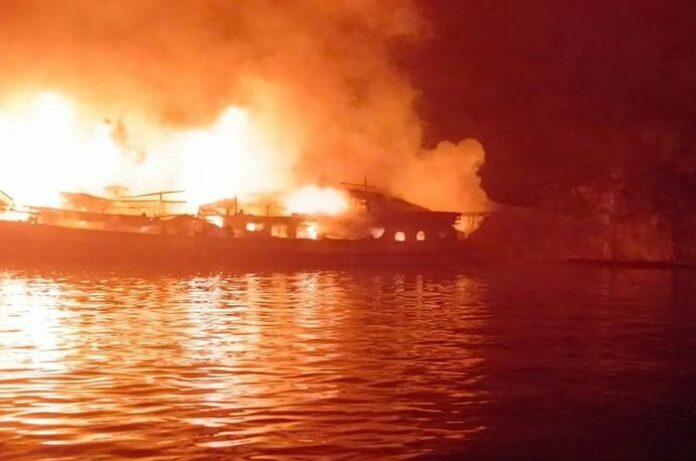 Vịnh Hạ Long: Phản ứng khẩn từ Chính phủ sau vụ cháy tàu du lịch