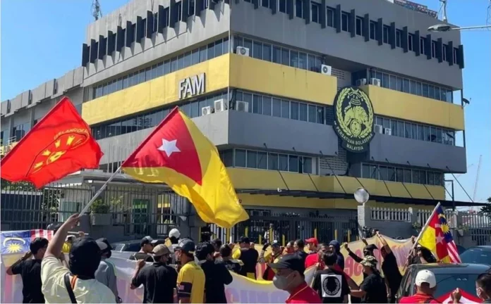 Lùm Xùm Cầu Thủ Nhập Tịch 