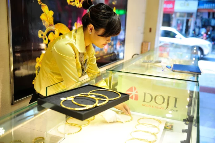 Giá Vàng Hôm Nay 8/3/2026: Sức Nóng Giảm Nhiệt, Vàng SJC, Nhẫn 9999 Đồng Loạt Rút Lui