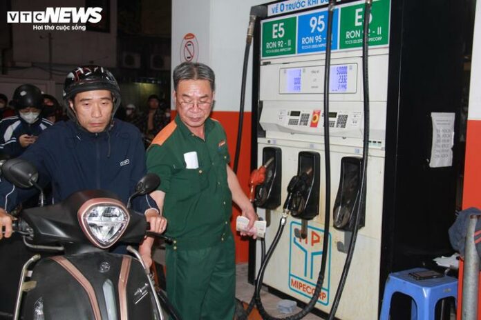 Giá xăng dầu 7/3 tăng sốc: Tác động và Giải pháp cho người Việt