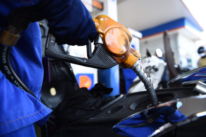 Thị Trường Xăng Dầu Biến Động: Doanh Nghiệp Bán Lẻ 