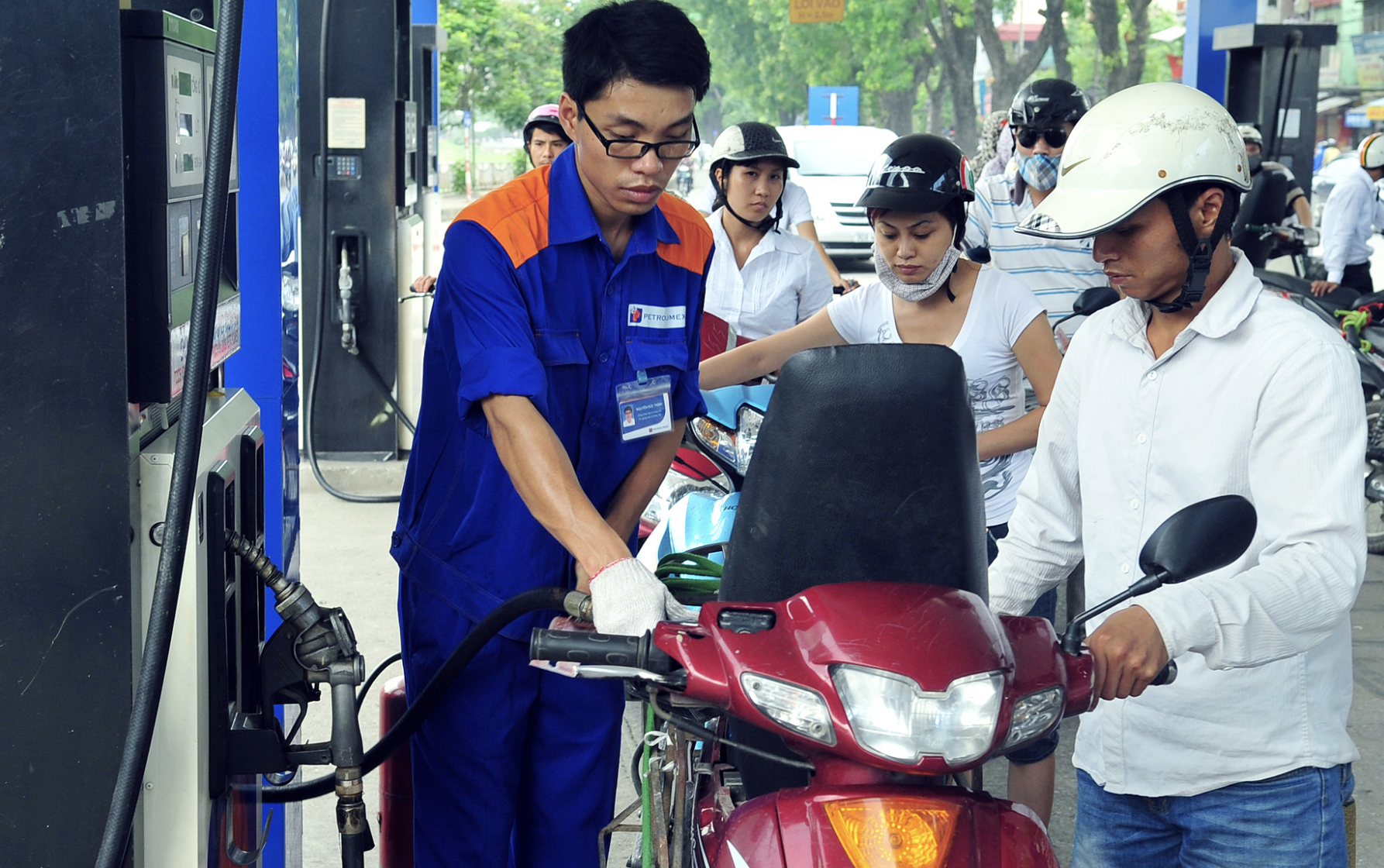 Sẵn sàng đón xăng E10: Lộ trình triển khai và những điều cần biết