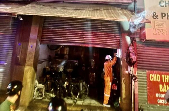 Căn nhà 6 tầng bị bao trùm bởi khói lửa trong vụ cháy.